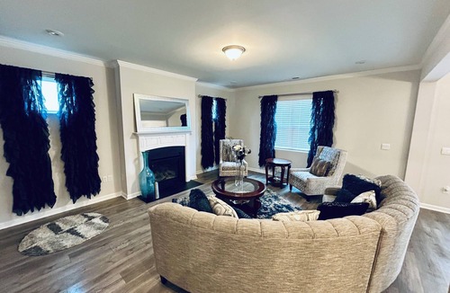 Clayton House | Spacious 5-bedroom house in serene Clayton with, fitness room, WiFi, Pool Access