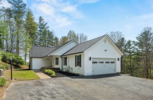 Skyland House | Spacious 5-bedroom mountain view house in beautiful Asheville