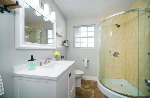 Arlington House | Spacious 5-bedroom Home w/large pool - 10 minutes to Everbank Stadium