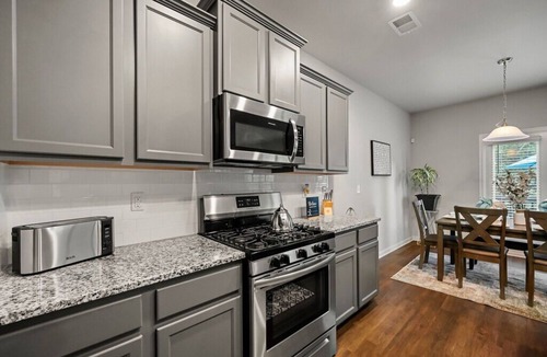 Ben Hill House | Spacious 6-bedroom house in wonderful Atlanta with open space and pool table.