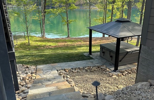 Big Creek House | Spacious 7-bedroom house with only 2 steps to the lake