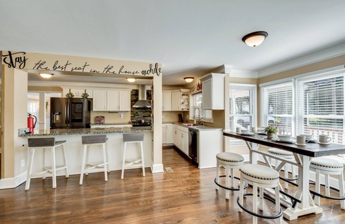 Anderson House | Spacious Anderson Home: Great for Group Retreats