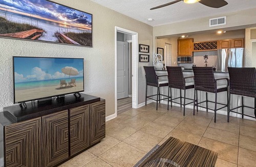 Pass-a-Grille Historic District Condo | Spacious corner unit on Pass-A-Grille Beach. Beach access Heated pool. Next to restaurants and shops