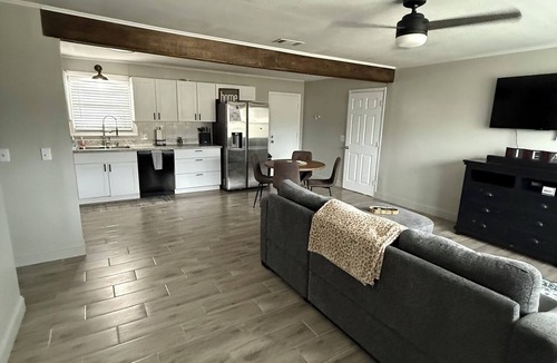 Hazlehurst House | Spacious Hazlehurst Home 4 Bedrooms + Huge Fenced Backyard
