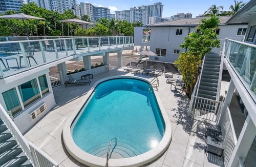 Galt Mile Hotel | Spacious King Suite in Fort Lauderdale
