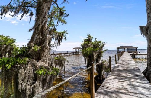 Lake Waccamaw House | Spacious Lakefront home with a private pier located on the tranquil Lake Waccamaw Lake Escape