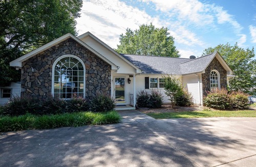 Norwood House | Spacious Lakehouse, Arcade Games, Huge Flat Yard, Premium Linens Included!