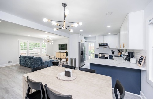 Northeast Raleigh House | Spacious & modern 10 guest retreat near Downtown & North Hills w/fenced yard
