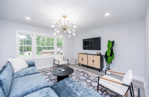 Northeast Raleigh House | Spacious & modern 10 guest retreat near Downtown & North Hills w/fenced yard