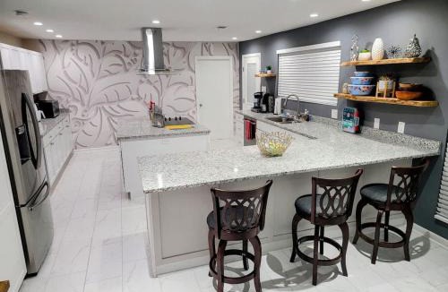 Savannah House | Spacious Retreat with Pool - 15 min to Downtown
