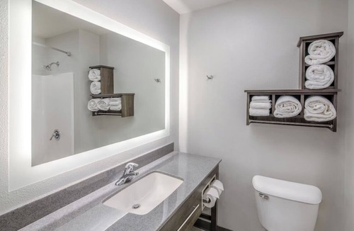 Garner Hotel | Spacious Room Near White Deer Park Nature Center & Historic Yates Mill County!