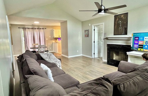 Piney Green House | Spacious Stay in Jacksonville – Minutes from Camp Lejeune & Beaches.