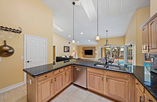 Greenview Shores House | Spacious Wellington Villa with heated pool