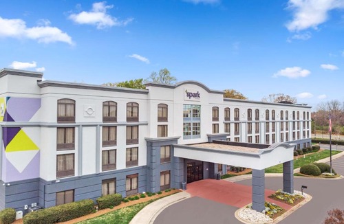 Executive Park Hotel | Spark By Hilton Charlotte Tyvola I-77