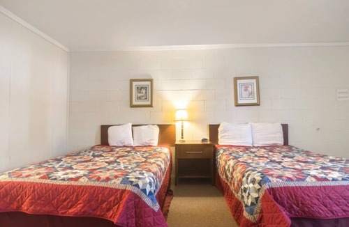 Spencer Hotel | Spencer Outdoors Retreat | Explore Vibrant Attractions & Scenic Trails.