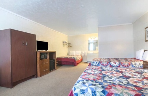 Spencer Hotel | Spencer Outdoors Retreat | Explore Vibrant Attractions & Scenic Trails.