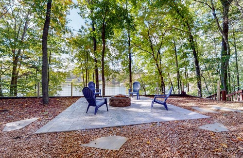 Estill Springs House | Spread Out & Relax at The Lake!