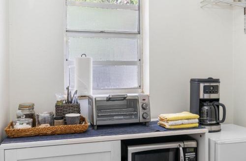 Historic Old Northeast Apartment | St Pete Boho Getaway Walk to Pier and Beach