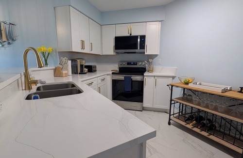 Isla del Sol Condo | St Pete's & Pass-A-Grille Resort Style Vacation-Newly Renovated - Pool & Hot Tub