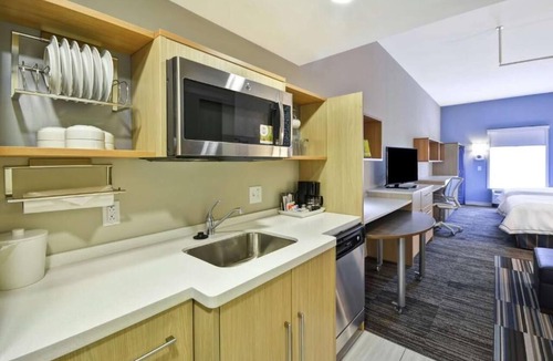 Saint Simons Island Hotel | St. Simons Island Retreat near Attractions: 2 Spacious Units w/Kitchenette,Pool