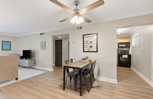 Athens Apartment | Stadium Village Flat - Walk to DT & Stadium! apts