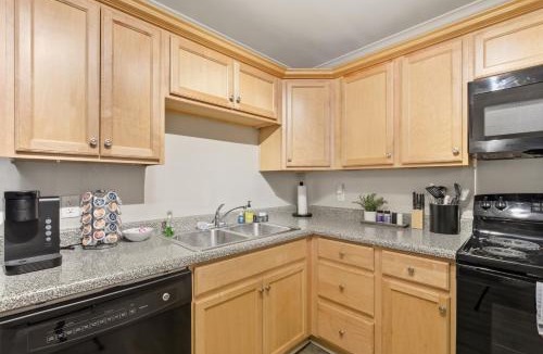Athens Apartment | Stadium Village Flat - Walk to DT & Stadium! apts