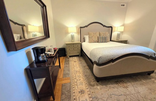 Dahlonega Hotel | Standard Guest Room (Terrace) - Barefoot Hills - North Georgia Mountains