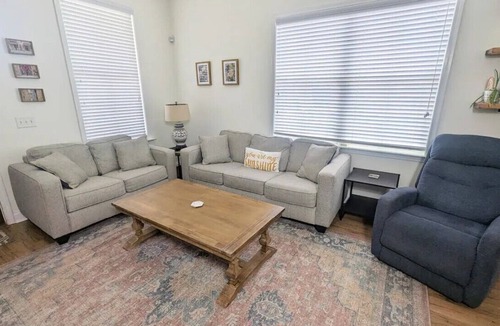 Thomas Square House | Starland Dreamer *Walk to bars & restaurants*