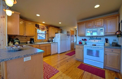 Wolf Laurel Cabin | Starlink, Hot Tub & Views + Biltmore Pass | Pet-Friendly | Near Hatley Pointe