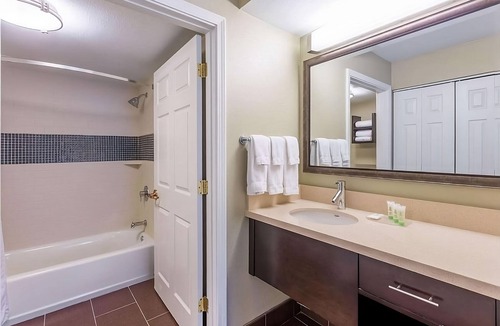 Highlands - Perkins Hotel | Stay Close to LSU Engineering Quad! 2 Units with Free Breakfast & Parking! Pool!