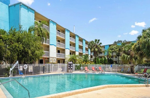 Florida Center Hotel | Stay Near Universal Orlando with Outdoor Pool