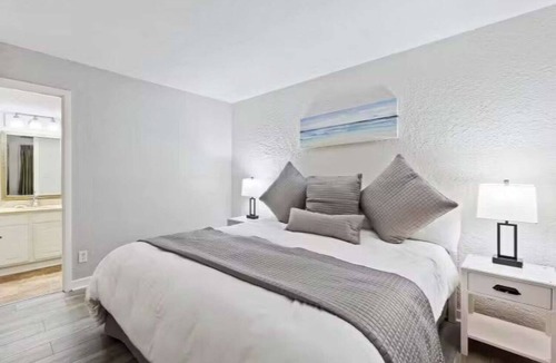 North Forest Beach Hotel | Stay Walk to Beach | Pool & Hot Tub + Full Kitchen