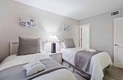 North Forest Beach Hotel | Stay Walk to Beach | Pool & Hot Tub + Full Kitchen