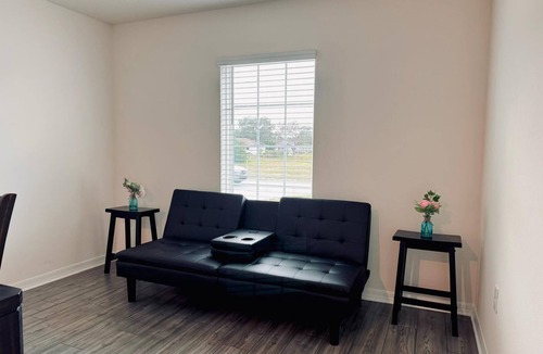 Vero Lake Estates House | Stay2Nite - A Charming 4-bedroom building with WiFi, AC in lovely Vero Beach