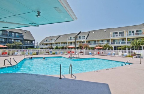 Emerald Isle Condo | Steps away from the Ocean, Gym, Gazebos, Indoor/Outdoor Pools, & Tennis Courts