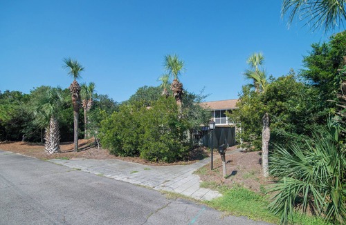 Debordieu Colony House | Steps away from the beach