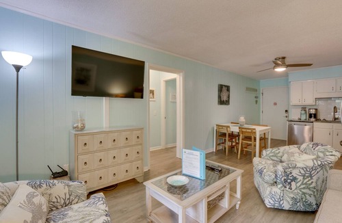 North Forest Beach Condo | Steps to Beach, Coligny Plaza: Hilton Head Condo!