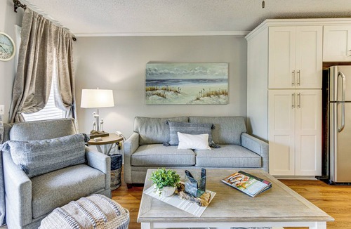 Folly Field Condo | Steps to Beach: Family-Friendly HHI Condo w/Pool
