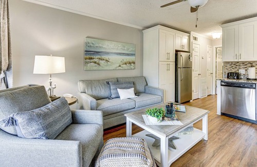 Folly Field Condo | Steps to Beach: Family-Friendly HHI Condo w/Pool