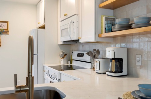 Carolina Beach Cottage | Steps to Beach · Pet Friendly · Newly Renovated