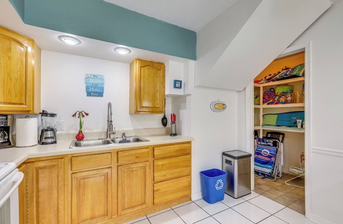 Fort Pierce Cottage | Steps to Sand! Pet-friendly Home in Fort Pierce