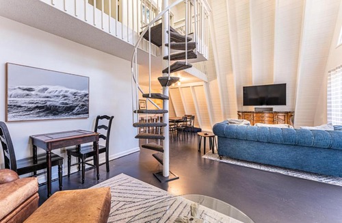 North Forest Beach House | Steps to the Beach! 3rd Row Ocean Surfers Bungalow PET FRIENDLY 3 Bedroom 2 Bathroom