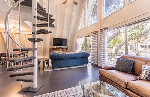 North Forest Beach House | Steps to the Beach! 3rd Row Ocean Surfers Bungalow PET FRIENDLY 3 Bedroom 2 Bathroom