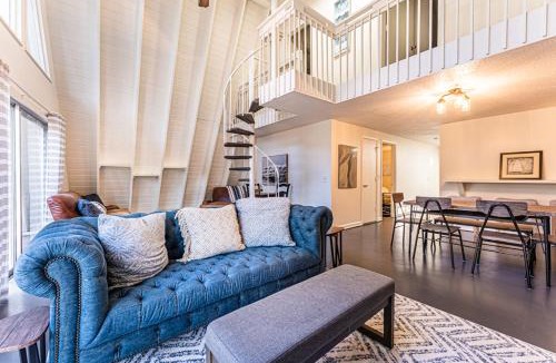 North Forest Beach House | Steps to the Beach! 3rd Row Ocean Surfers Bungalow PET FRIENDLY 3 Bedroom 2 Bathroom