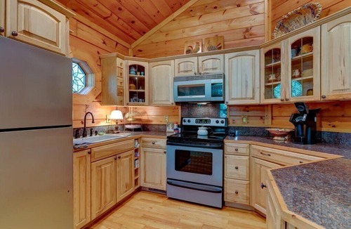 Almond Cabin | Sticks and Stones - Serene cabin with Heat & A/C in Almond, NC, near Bryson City