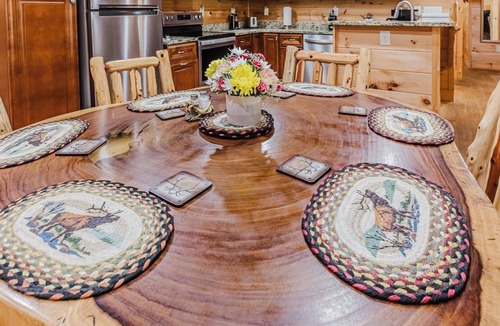 Whittier Cabin | Still Like New/Premium luxury cabin/Heavenly views/Step free/Harrahs Casino