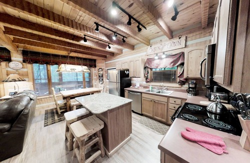 Gatlinburg - Pigeon Forge Cabin | Streamsong Secluded Creek View Cabin with Hot Tub and Pool Table by RedAwning