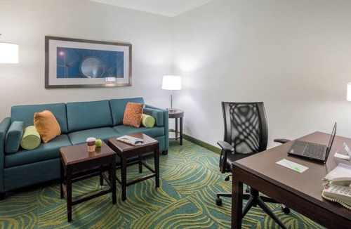 Greensboro Hotel | Stretch Out and Settle In Near Greensboro Hotspots l Heated Pool & Breakfast