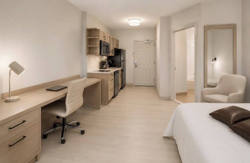 Doral Hotel | Student & Founder Stay in Doral Business District 2 Beds Suite 2.