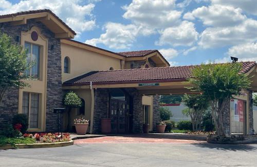 Huntsville Hotel | Studio 6 Extended Stay - Huntsville, AL University Drive